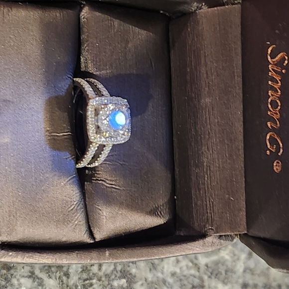 Beautiful 18k gold and diamond ring from Simon G in very good condition. - Picture 13 of 13